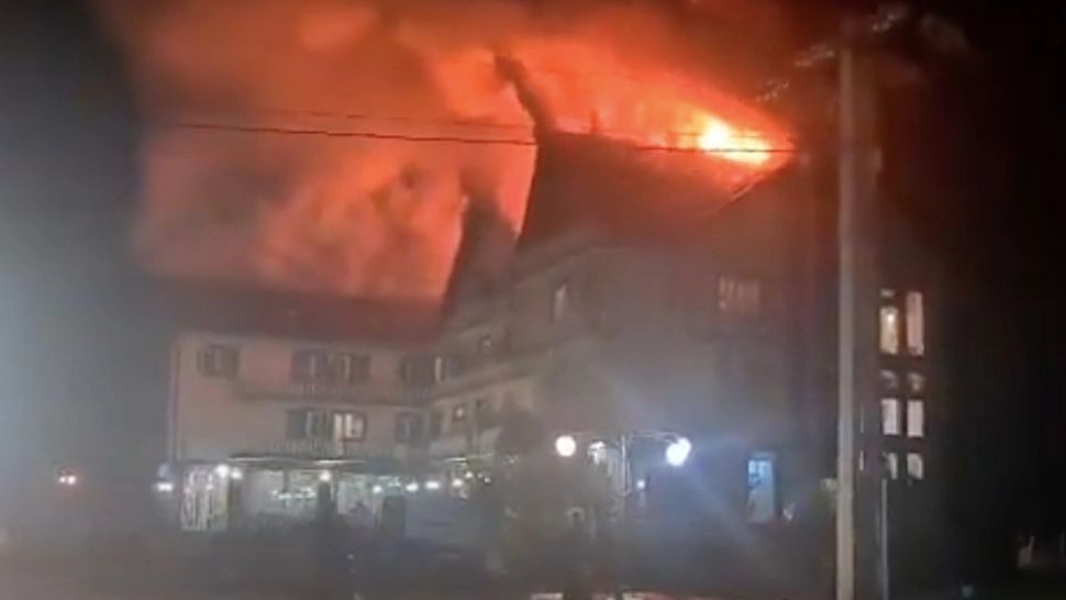 VIDEO | INCENDIU puternic la acoperișul unui hotel din Rupea! Pompierii intervin cu mai multe autospeciale