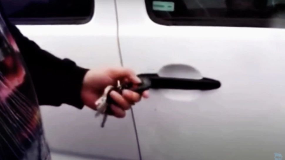 VIDEO | Metoda de FURT din autoturisme care face ravagii. Nimeni nu s-ar fi gândit la asta! Ce unelte folosesc hoții 