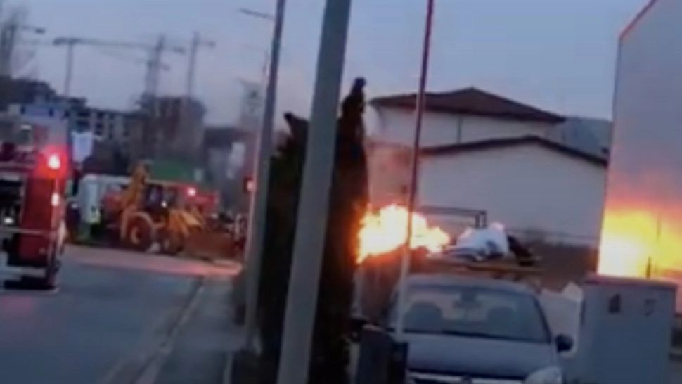 VIDEO | Noi imagini de la incendiul din OTOPENI! Focul ardea direct din conducta de gaz