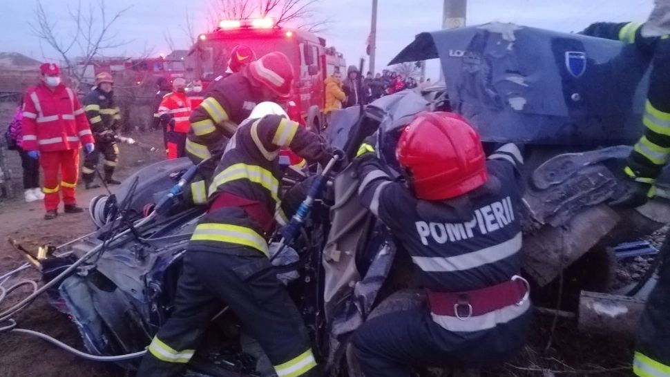 FOTO | Sfârșit tragic pentru un bărbat din Galați. A murit după ce maşina în care se afla a fost izbită de tren