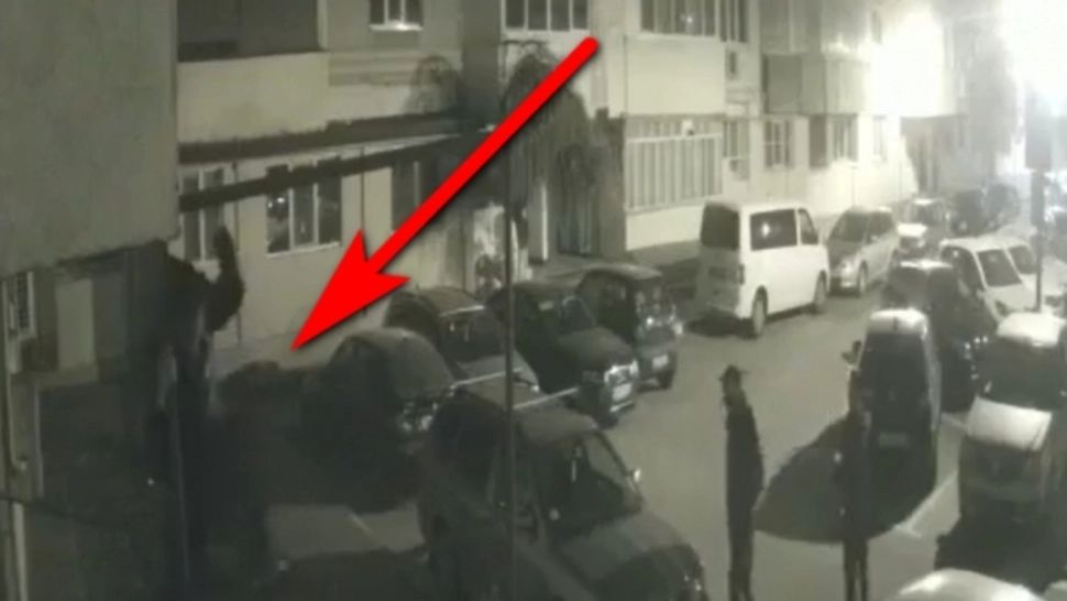 VIDEO | Spider-Man de Tecuci. S-a cățărat pe bloc și a furat o geacă, iar acum este căutat de poliţişti