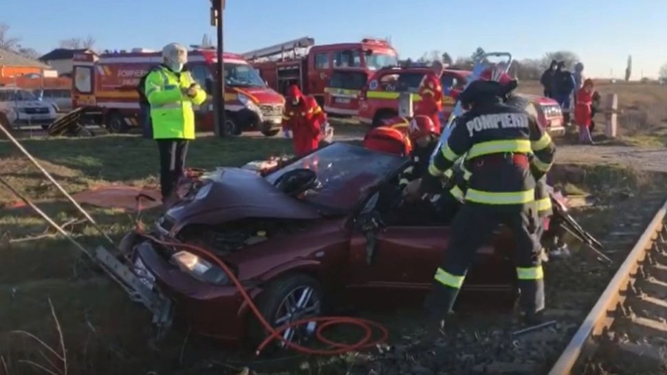 Mașină lovită în plin de un tren, în județul Galați: două persoane, soț și soție, au MURIT pe loc. Trafic BLOCAT