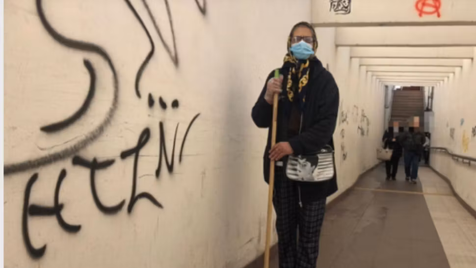 O româncă de 61 de ani a IMPRESIONAT Italia: Zi de zi, femeia face curățenie lună în pasajul în care cerșește