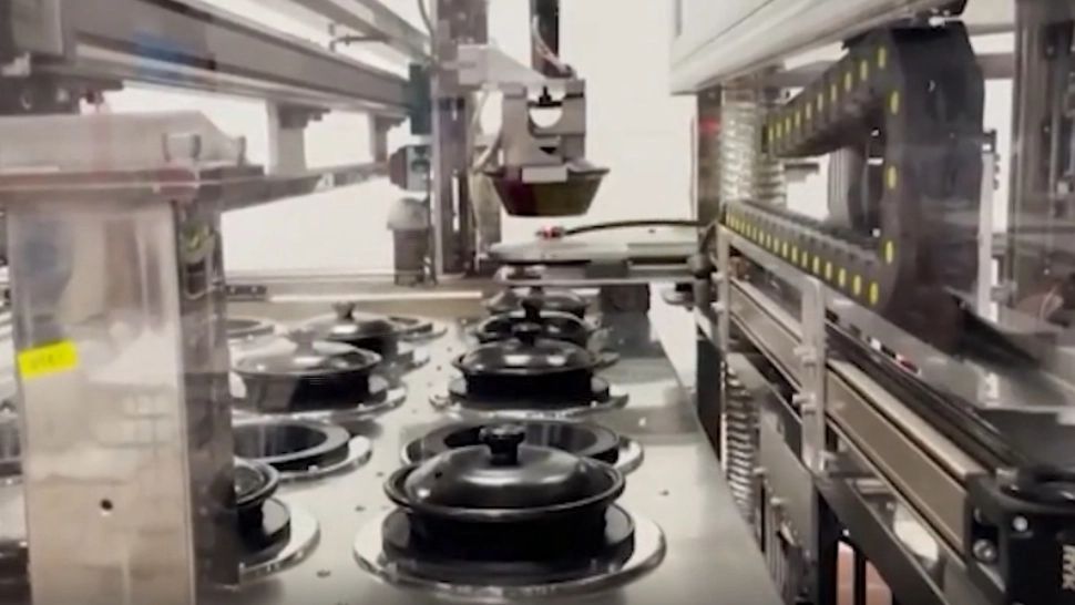 Bucătarii și chelnerii, înlocuiți de roboți: Cum vor arăta bucătăriile viitorului