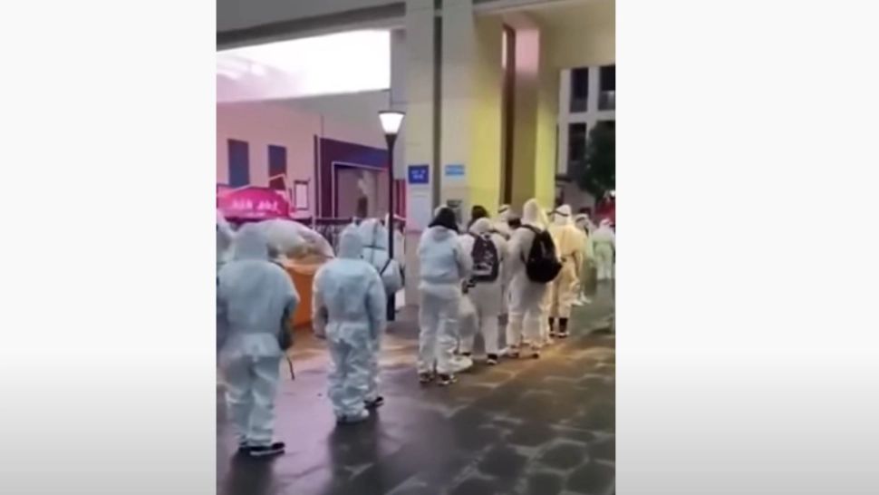 China: Elevii, obligați să poarte costume speciale de protecție în școli. Imagini HALUCINANTE