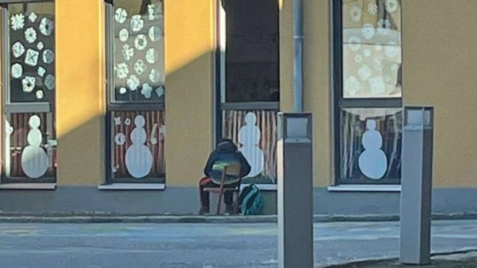 Cazul care a făcut înconjurul lumii: Un elev a dat test AFARĂ, în frig, pentru ca nu purta mască. Unde s-a întâmplat asta