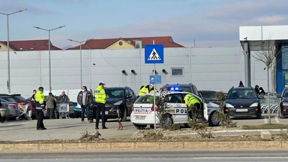 Bărbat, accidentat GRAV în parcarea unui supermarket din Alba Iulia. Cum se simte victima