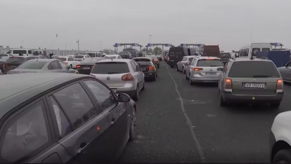 Românii părăsesc țara: Cozi kilometrice în vămi. Răbdarea, pusă la grea încercare