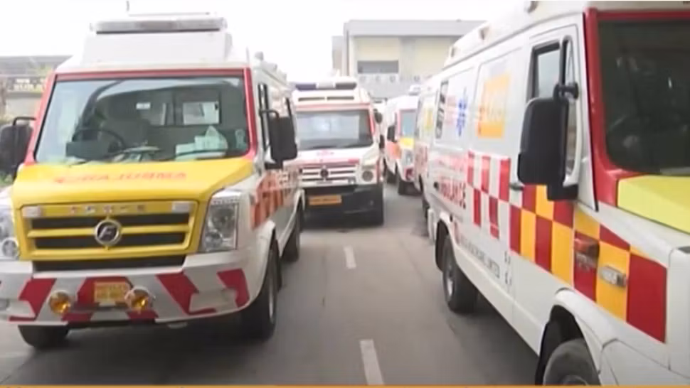 VIDEO 125 de pasageri ai unei curse din Italia, testați pozitiv, la aterizare: Zeci de ambulanțe, aliniate în fața aeroportului, pentru a-i prelua pe infectați - Imagini CUTREMURĂTOARE