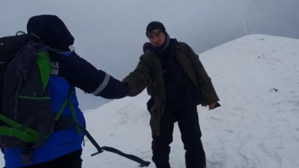 Turiști blocați pe munte: Salvare extrem de DIFICILĂ din cauza condițiilor meteo nefavorabile