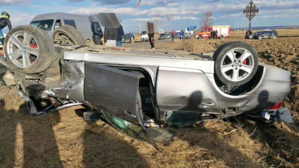 FOTO | Doua adolescente au fost rănite într-un accident rutier, după ce mașina în care se aflau s-a rasturnat