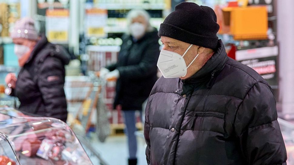 Ce sancțiuni vor primi cei care poartă mască din material textil sau de plastic, începând de astăzi. Ce înseamnă FFP2 