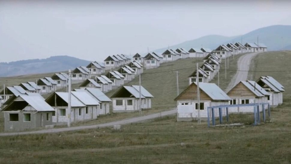 FOTO | O primărie din Bacău vinde case construite de Guvern cu 250 de euro bucata