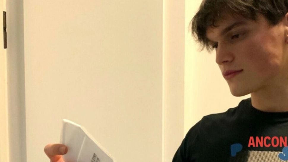 MASCA inteligentă, inventată de un român din Italia - Cum își schimbă culoarea când nu mai filtrează aerul