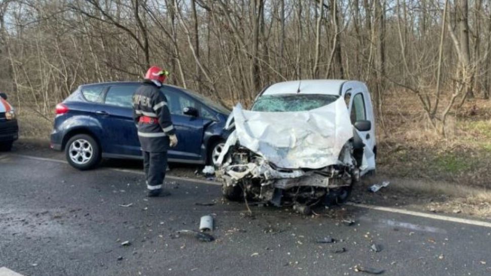 VIDEO - Accident GRAV cu 3 mașini implicate, în Brăila: 5 victime. Trafic, BLOCAT