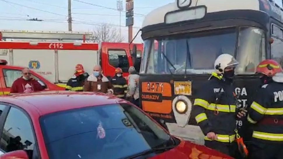 Accident ÎNGROZITOR, în Timișoara! Mașina, lovită în plin de tramvai. Șoferul a rămas încarcerat