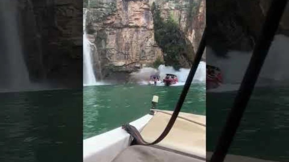 VIDEO - Un fragment uriaș de stâncă s-a prăbușit peste mai multe șalupe cu turiști - Cel puțin o persoană a murit și 15 sunt rănite