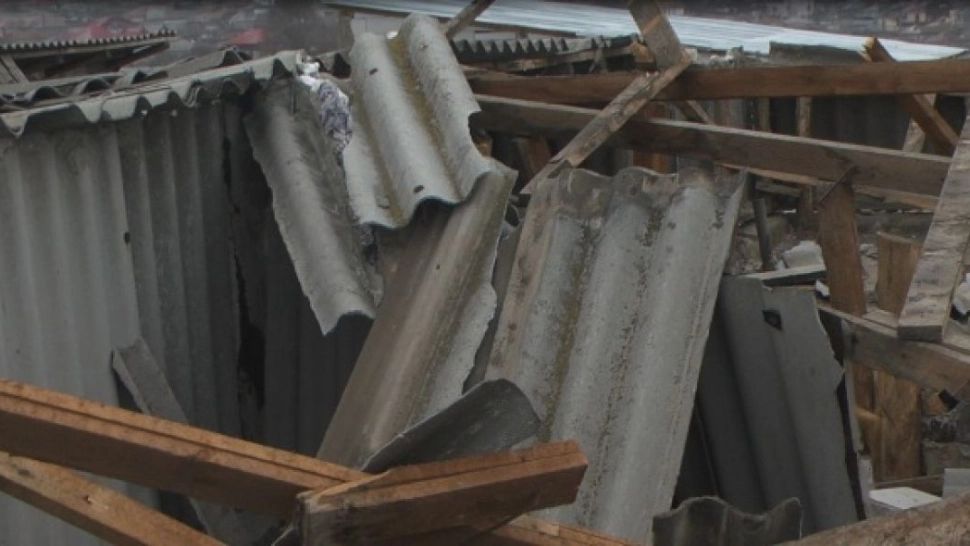 Scene șocante, în Neamț: acoperișuri de bloc smulse de vânt, mașini distruse 