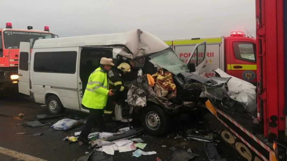 TRAGEDIE pe șosele! Un mort și 5 răniți după impactul dintre un microbuz de transport persoane și un TIR. Trafic BLOCAT