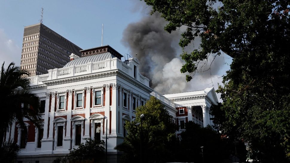 INCENDIU VIOLENT în Cape Town. Arde sediul parlamentului Africii de Sud VIDEO