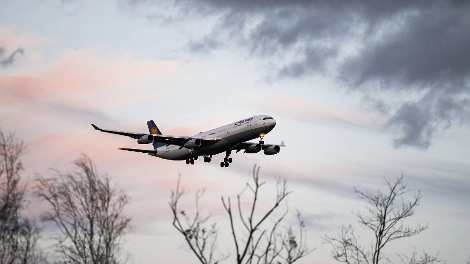 Alertă cu bombă la bordul unui avion. A fost escrotat de aeronave militare