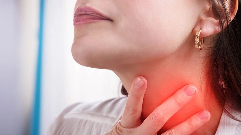 Cum îți dai seama dacă suferi de amigdalită sau de Covid - semnele care îți pot salva viața