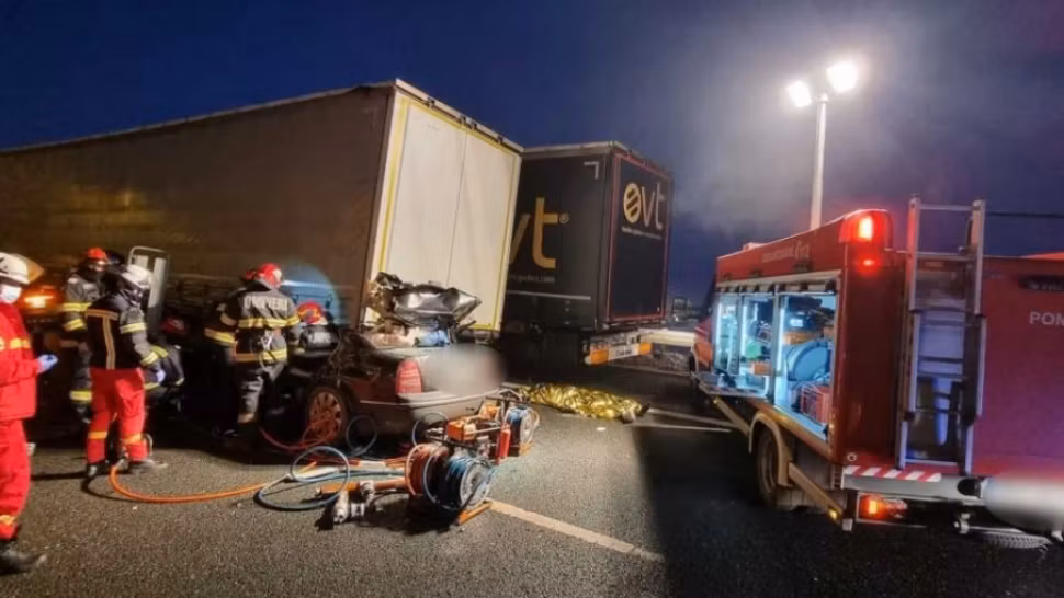 Accident grav în județul Neamț. O mașină a intrat într-o remorcă parcată. 4 persoane sunt rănite