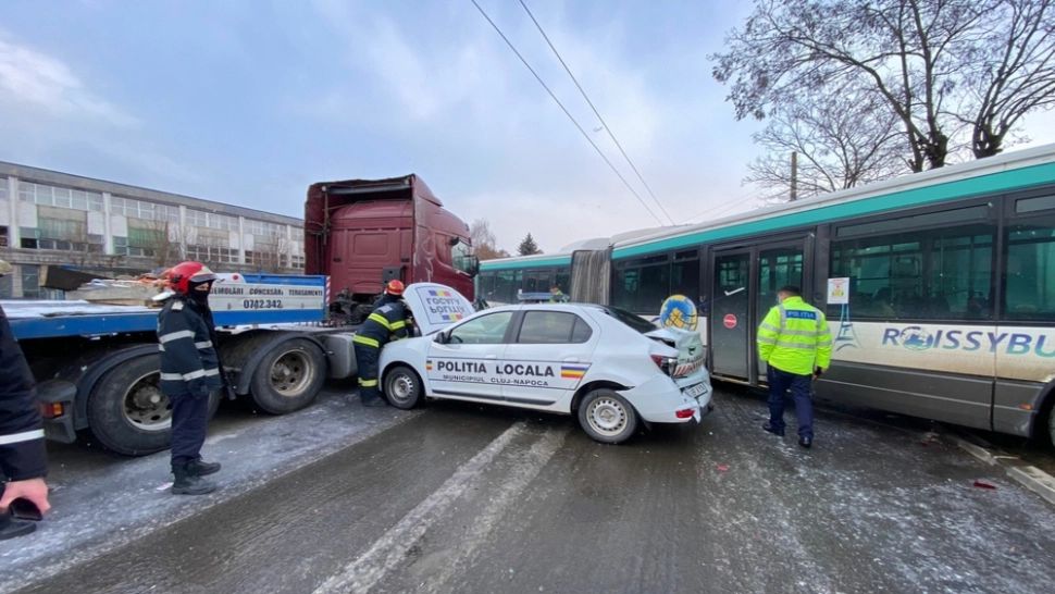 FOTO Accident în lanţ în Cluj-Napoca! A fost implicată şi o maşină a Poliţiei Locale