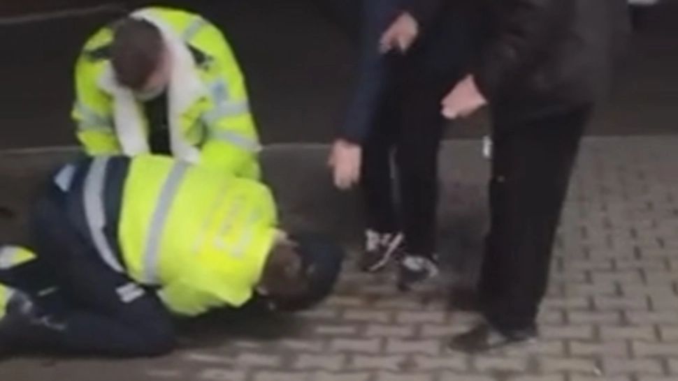 VIDEO Scene șocante la Alba-Iulia, bărbat pus la pământ de polițiști