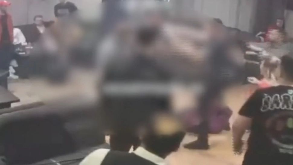 Bătaie generală în fata unui club din Cluj Napoca: 9 persoane au fost duse la audieri - VIDEO