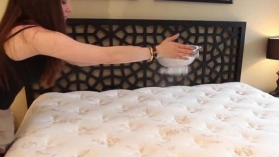 A pus bicarbonat de sodiu pe salteaua de la pat. Uluitor ce s-a întâmplat după! - VIDEO