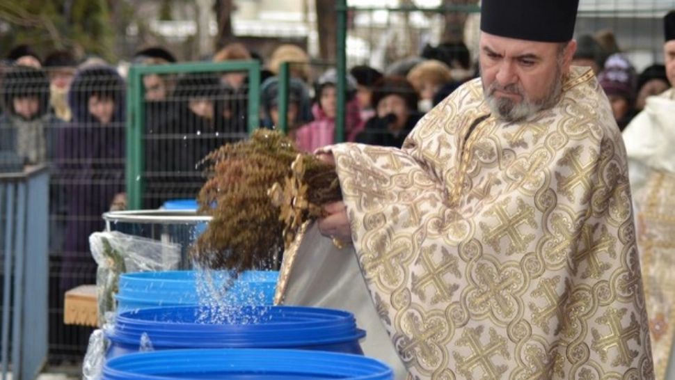 Cum se păstrează agheasma - bolile pe care le poți alina cu apă sfințită