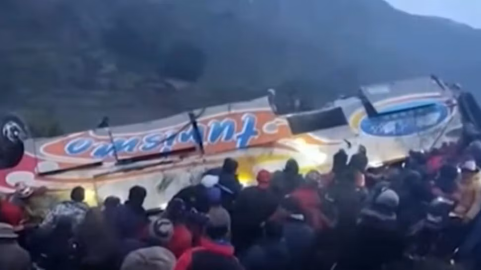 TRAGEDIE rutieră - Cel puțin 11 MORȚI după ce un autocar a căzut într-o prăpastie | VIDEO