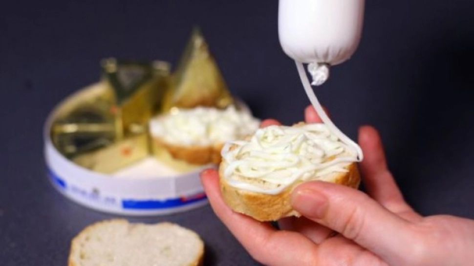 Brânza topită, aliment sau otravă? Ce conţine, în realitate, micul dejun preferat copii