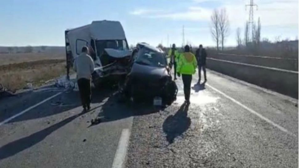 Tragedie de Bobotează! Mașină făcută scrum de la impactul cu un copac. Șoferul este în stare gravă