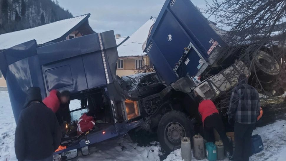  FOTO Un TIR încărcat cu deșeuri plastice s-a răsturnat peste o mașină parcată! O persoană a ajuns la spital