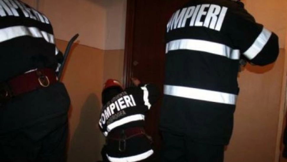 Bătrân de 90 de ani, găsit căzut în casă. Pompierii au forțat ușa