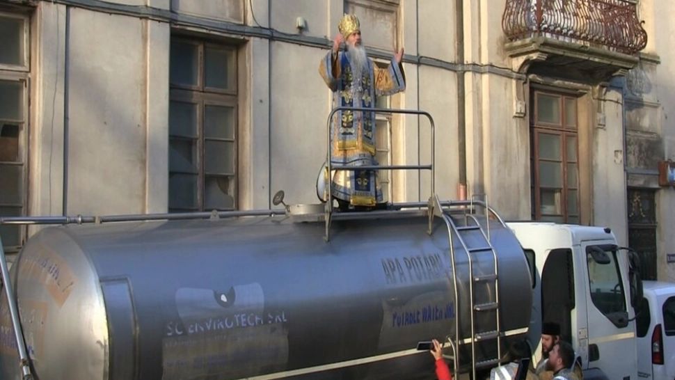 VIDEO | ÎPS Teodosie a sfințit apa în Ajun de Bobotează, urcat pe o cisternă