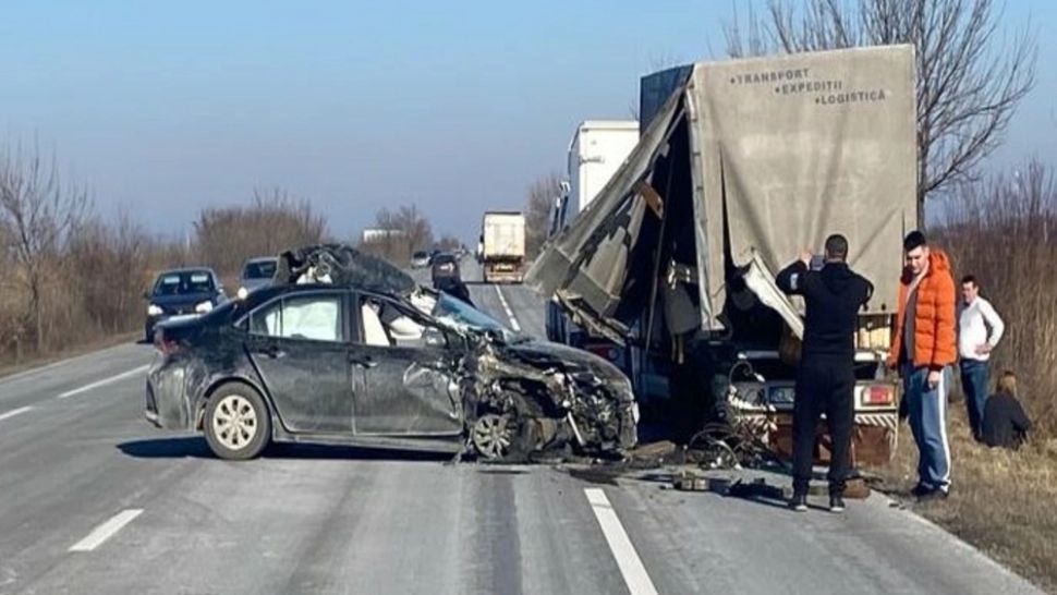 Accident cu două victime pe "Șoseaua Morții", după o coliziune între un autoturism și două autoutilitare