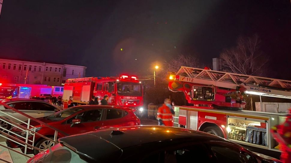 VIDEO Incendiu PUTERNIC la un bloc din Constanţa: 13 persoane, EVACUATE. De la ce a pornit FOCUL