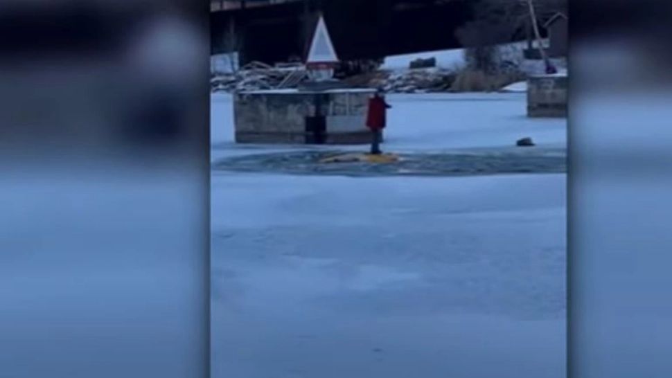 VIDEO | Culmea seflie-ului: Să-ți faci poză în timp ce mașina se scufundă în apele înghețate