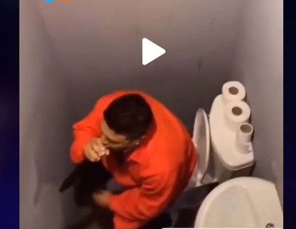 VIDEO – Un cântăreț a vrut să meargă la toaletă în timpul recitalului de Revelion – Ce soluție a găsit că să nu întrerupă cântarea