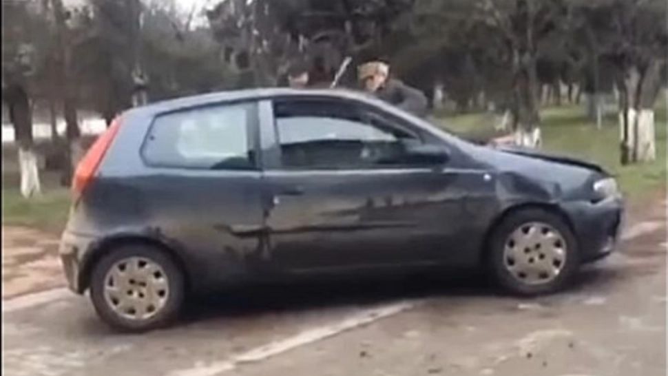 Scene șocante, în Caracal. Un șofer își face dreptate cu parul, după ce un tânăr intră intenţionat cu maşina în el