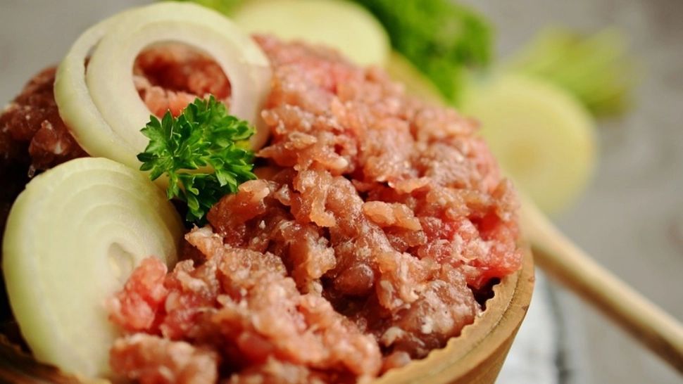 Cât de sănătoasă este, de fapt, carnea tocată din magazine. Adevărul ascuns de comercianți