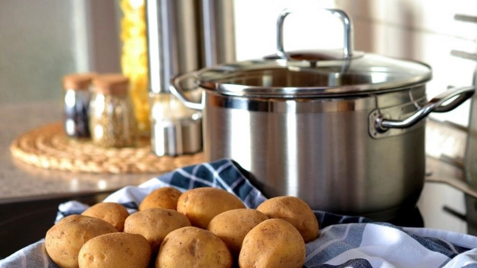 Nu mai arunca apa în care ai fiert cartofi! Incredibil la ce o poți folosi 