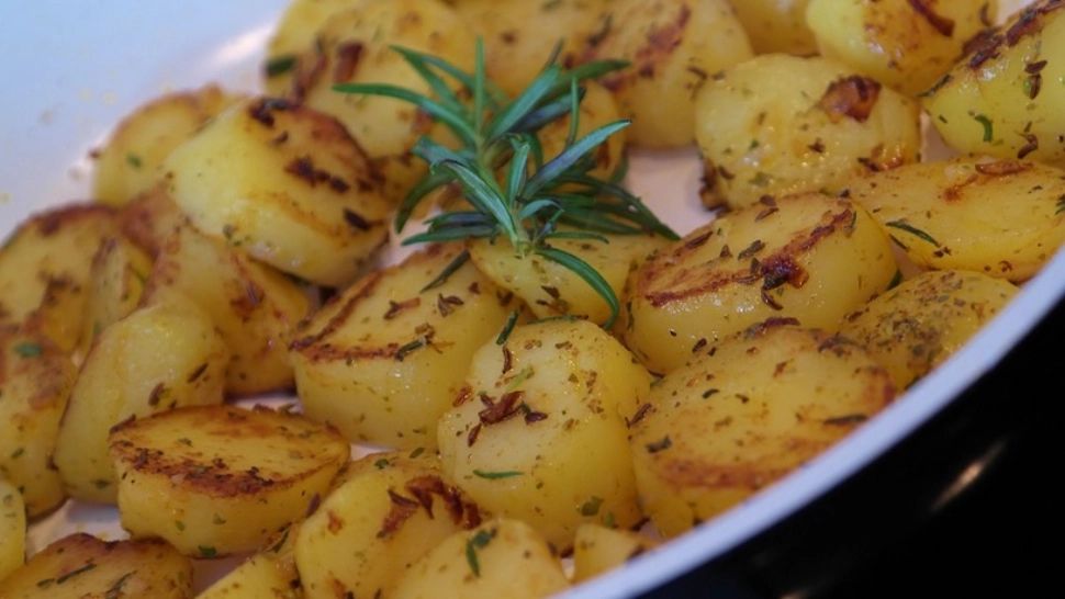 Cartofi la cuptor cu rozmarin - alternativa delicioasă la clasicii cartofi prăjiți