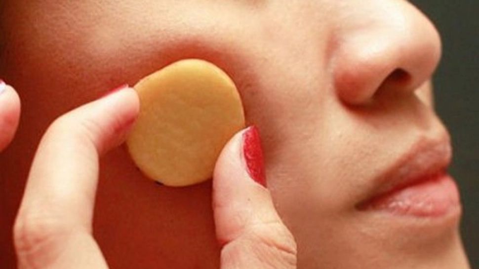 Ce se întâmplă dacă îţi pui cartofi pe piele. Efectul este uimitor