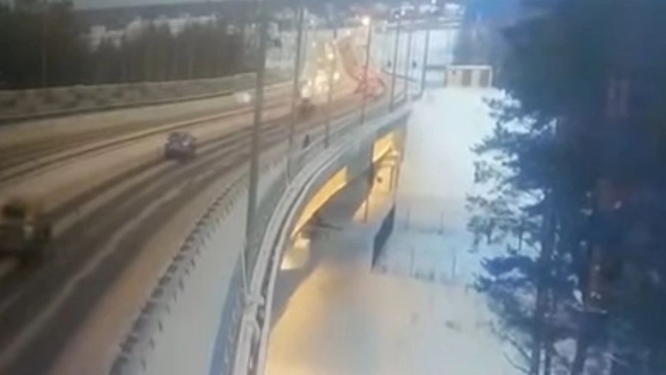 Un copil de 11 ani a murit ÎNGHEȚAT în drum spre școală! El a coborât din autobuz la o stație greșită și s-a rătăcit