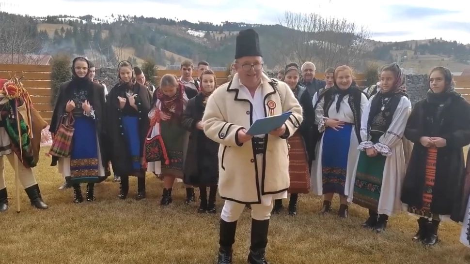 Urarea fermierilor DISPERAȚI de măsurile Guvernului - Plugușorul de la Sângeorz Băi pentru politicieni VIDEO viral