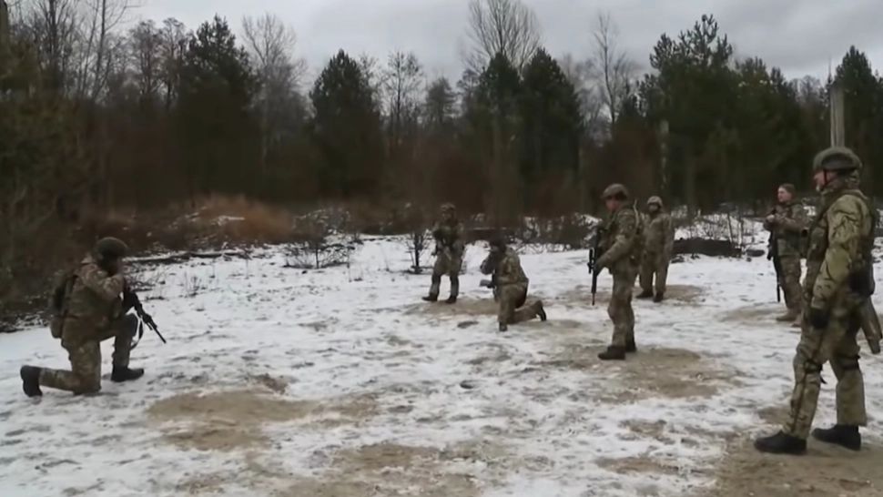 Copiii din Ucraina se antrenează pentru război: vor să își apere țara în cazul unei invazii din Rusia - Cei mai mici folosesc Kalașnikov replici